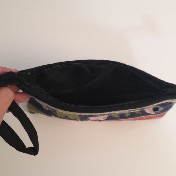 Beautiful Floral Embroidered Wristlet - Picture 4 of 4